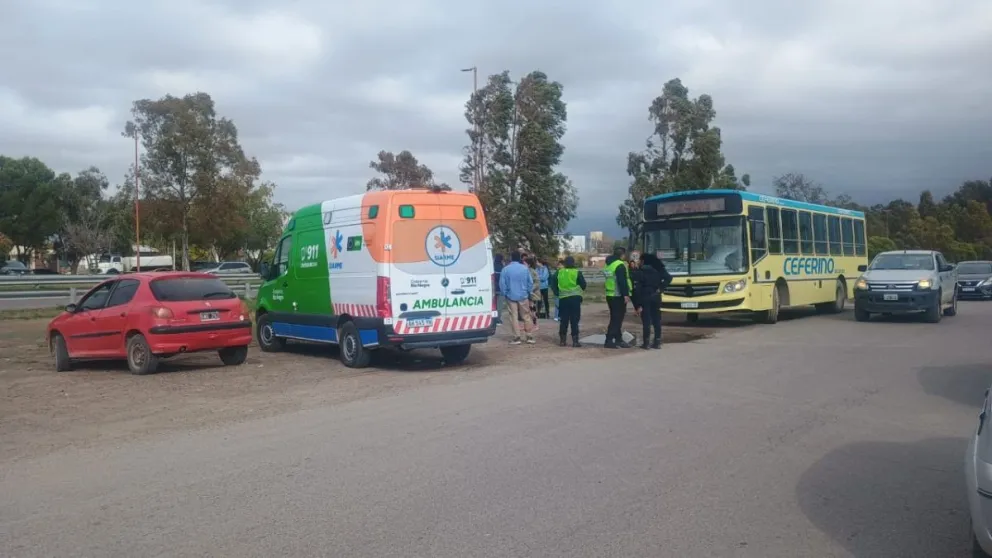 Una menor que bajó del colectivo fue atropelllada por un auto a metros de la rotonda Paulo VI. Foto: Vanesa Schewemmler