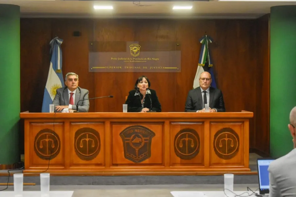 El Tribunal de Impugnación compuesto por María Rita Custet Llambí, Miguel Ángel Cardella y Adrián Zimmermann escuchó los pedidos de la defensa y el contrapunto del fiscal en el caso Caracciolo. Fotos NoticiasNet.