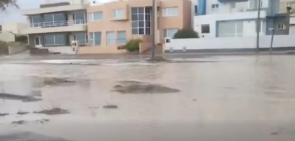 El sistema de desagües se vio sobrepasado por la intensidad de la lluvia en poco tiempo. Foto: Captura de video.