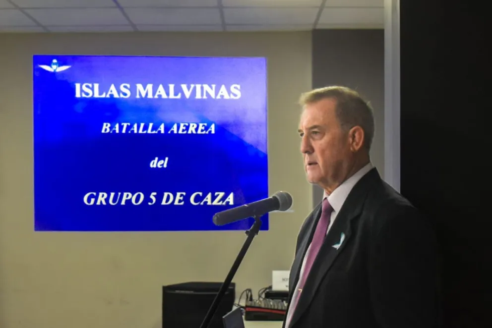 El comodoro Jorge Barrionuevo compartió su experiencia en el conflicto. “Tuvimos jefes que nos llevaban al combate con un coraje y una profesionalidad impresionantes”, sostuvo. Foto Vanesa Schwemmler.