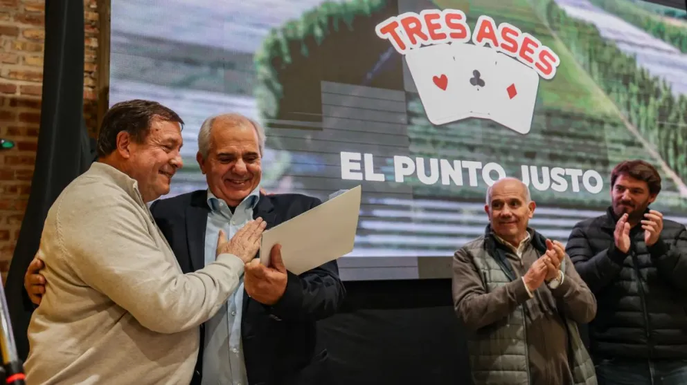 El gobernador Weretilneck junto al presidente de Tres Ases, Gabriel Grisanti.