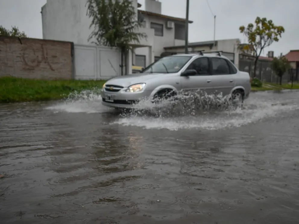 Desde el municipio capitalino precisaron que si no es urgente, lo mejor es quedarse a resguardo hasta que pase el frente después de la medianoche. Fotos Vanesa Schwemmler para NoticiasNet.