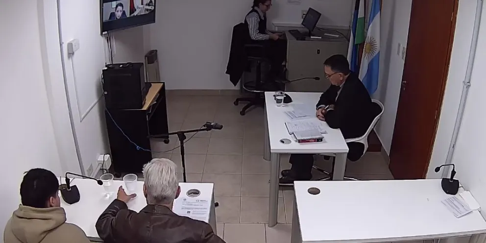 Formulación de cargos por tenencia y distribución de material de abuso sexual infantil, que se desarrolló en la Sala de San Antonio Oeste. Foto captura de video de la audiencia. 