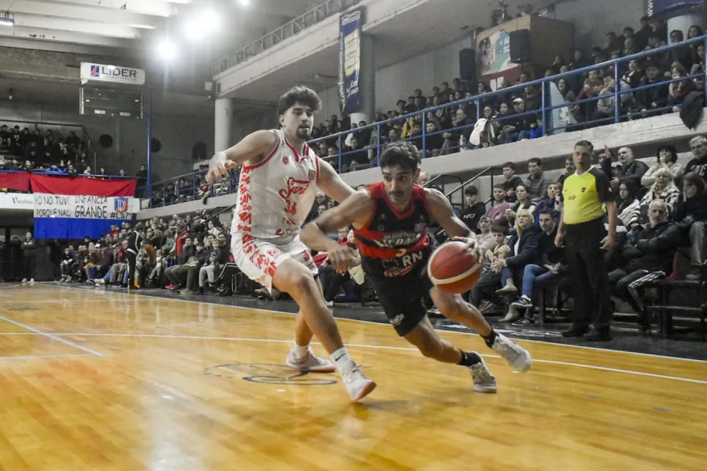 Deportivo Viedma ganó en la noche lluviosa ante San Isidro. Foto: Vanesa Schwemmler.