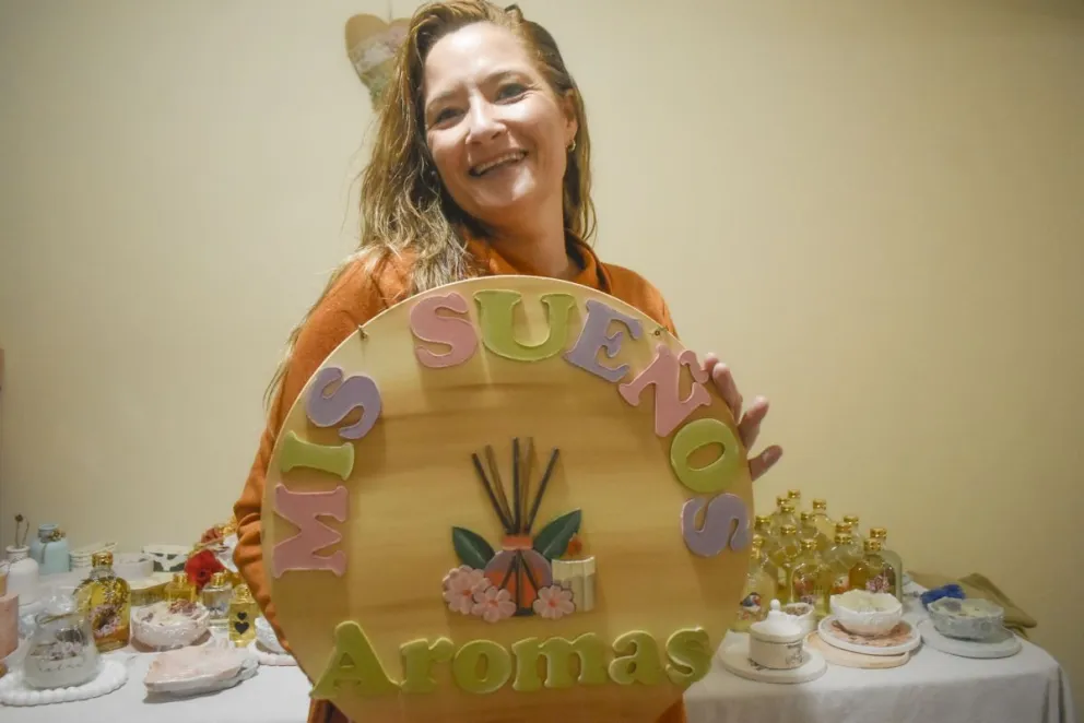 Es docente y emprendedora, impulsa con gran éxito en la Comarca su proyecto "Mis Sueños Aromas" - Fotos: Vanesa Schwemmler.
