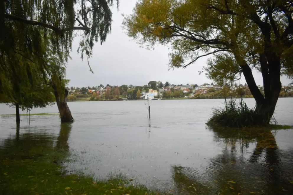 Aunque el agua alcanzó una altura importante, no se registraron desbordes ni ingresos del río a través de las bocas de tormenta. Foto Vanesa Schwemmler.