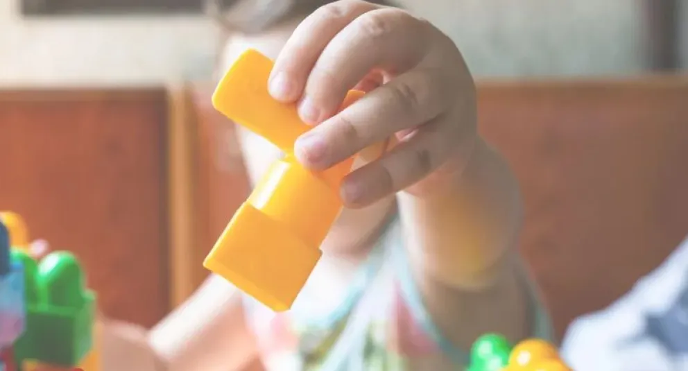 La intervención del kinesiólogo no debe esperar a la patología, sino acompañar al niño sano desde el inicio. Foto ilustrativa.