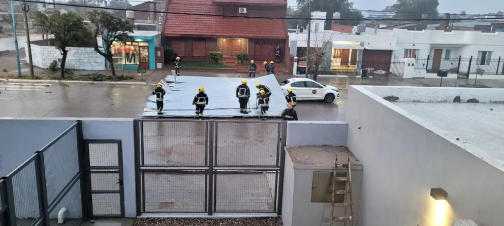 Las intensas ráfagas comenzaron a generar complicaciones desde la tarde del viernes y obligaron a desplegar distintos móviles y dotaciones en varios sectores de San Antonio Oeste y Las Grutas.