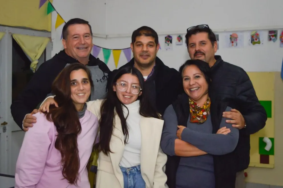 Algarabía de los integrantes de la Lista 135 que tomará las riendas de la Junta Vecinal del barrio Fátima. Fotos Emanuel Mirenghi para NoticiasNet. 