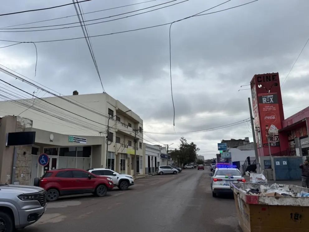 Cable con chispazos en una zona neurálgica del centro de Viedma. Fotos NoticiasNet. 