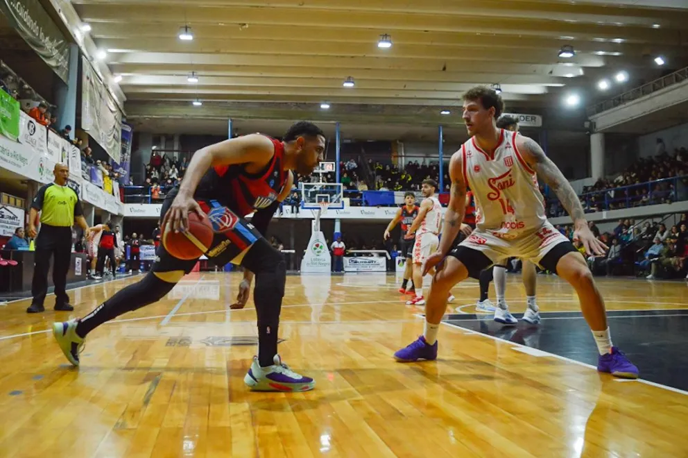 Deportivo Viedma y San Isidro se juegan la clasificación a semifinales de la Liga Argentina. Foto Emanuel Mirenghi archivo. 