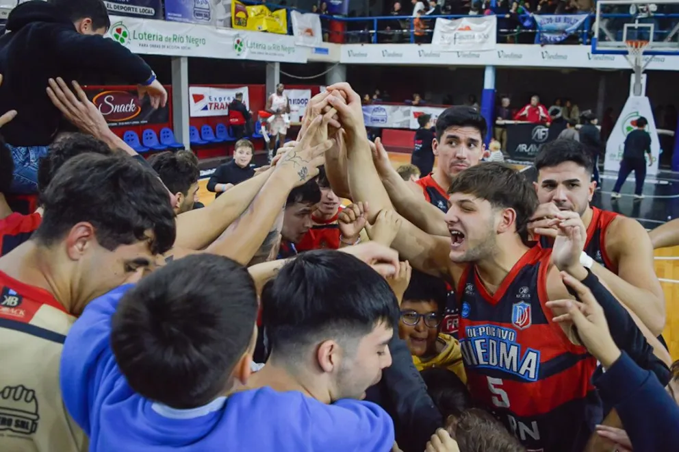 El Deportivo Viedma celebró una noche épica para llevar la serie a un quinto juego. Fotos: Emanuel Mirenghi