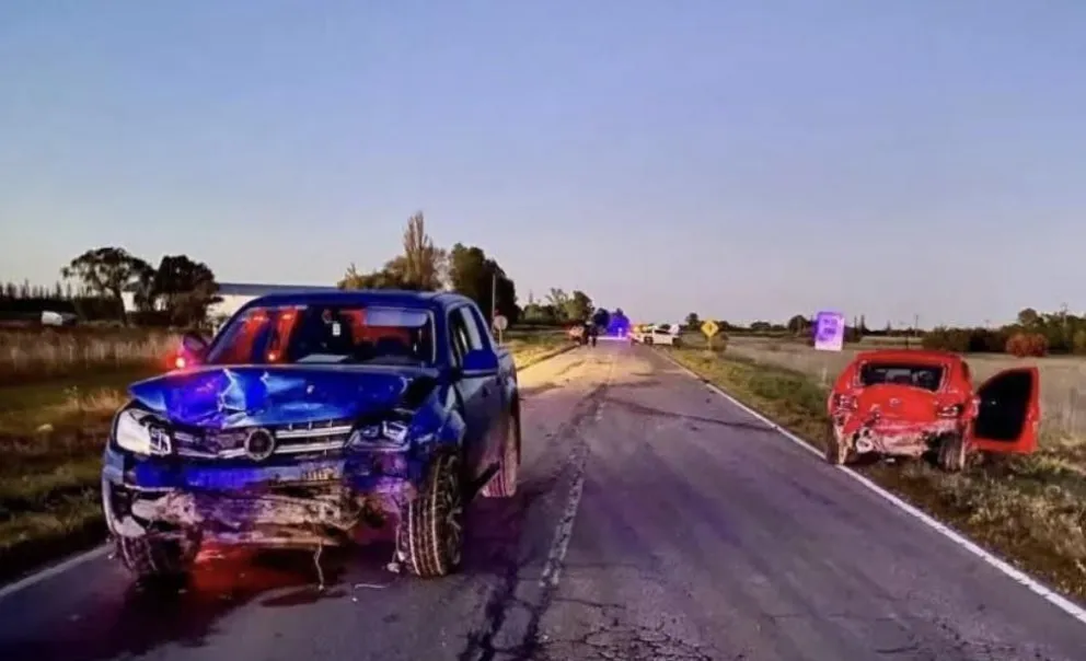Estado de destrozo en que quedaron La Ford Ranger y el VW, dos de los vehículos; y si bien no se conocen mayores detalles, las imágenes muestran el deterioro que presenta la calzada. Foto gentileza.