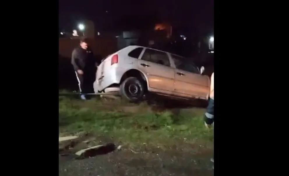 En el barrio Villa del Carmen, la acumulación de barro atrapó a un vehículo, requiriendo maquinaria especial para su remoción.