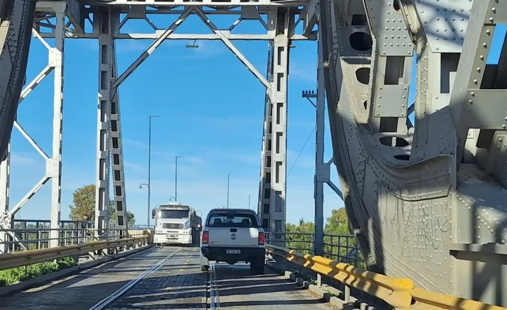 El exceso de peso no solo pone en peligro a otros conductores, sino que acelera el desgaste de los componentes del puente. Foto gentileza.