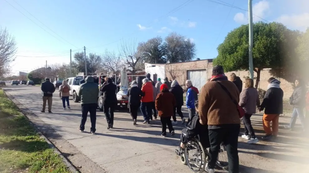 Vecinos y familias participaron de una recorrida por las calles del sector para pedir por los más necesitados y por la comunidad en un contexto social y económico complejo. Foto: Gentileza.