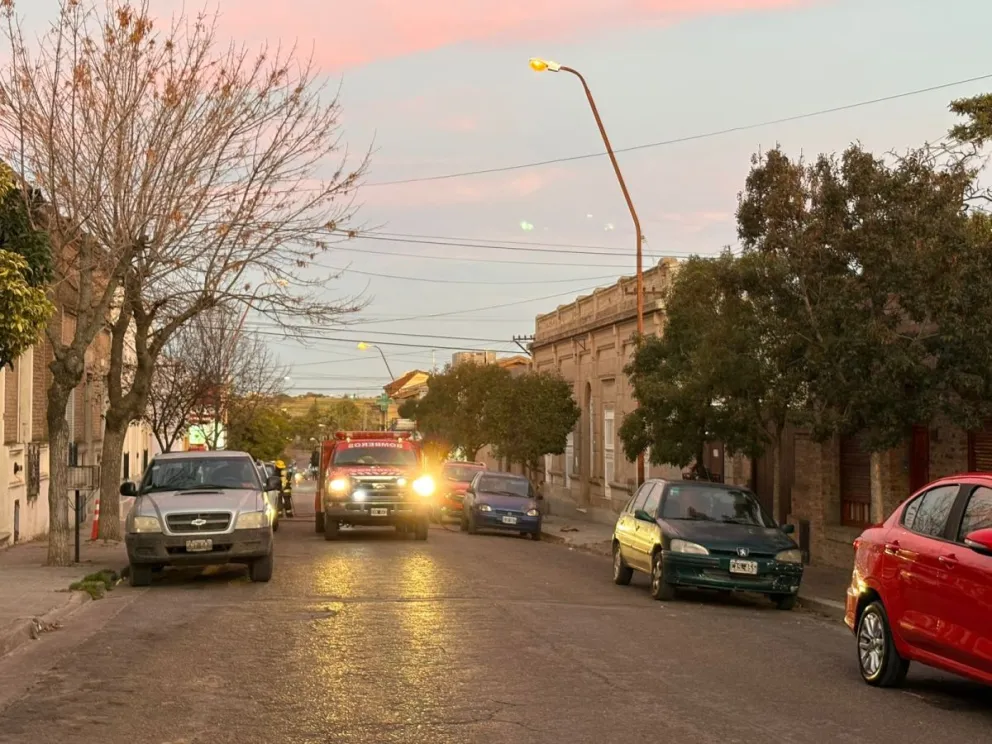Por precaución, y para permitir el libre movimiento de los equipos de emergencia, se dispuso el corte total de la arteria. Fotos: Gentileza.