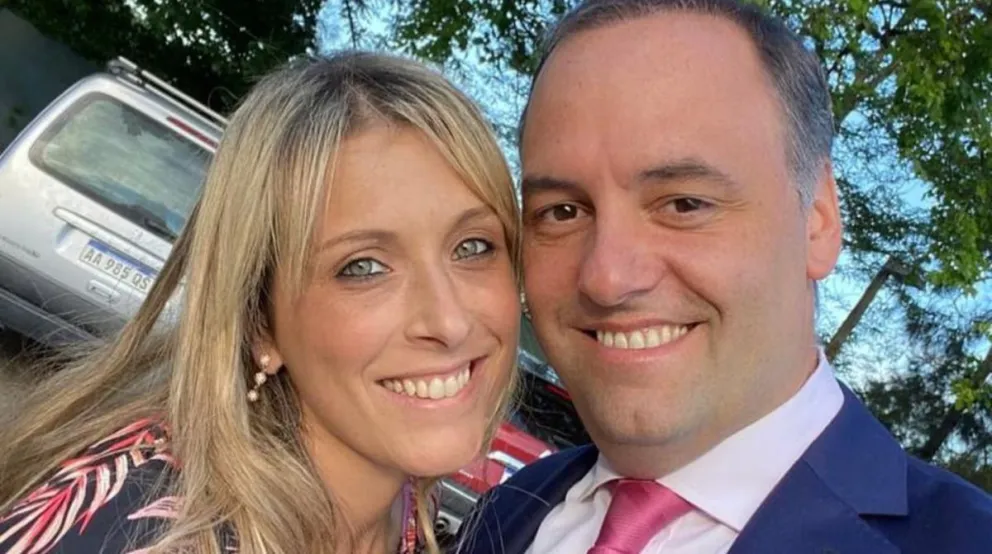 Bettina Angeletti y Manuel Adorni. 