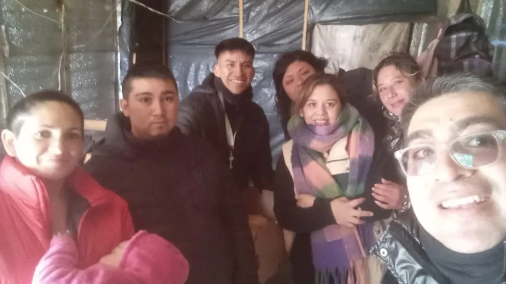 Actividad solidaria en el barrio popular Esperanza por parte de integrantes de una iglesia evangélica. Fotos gentileza.