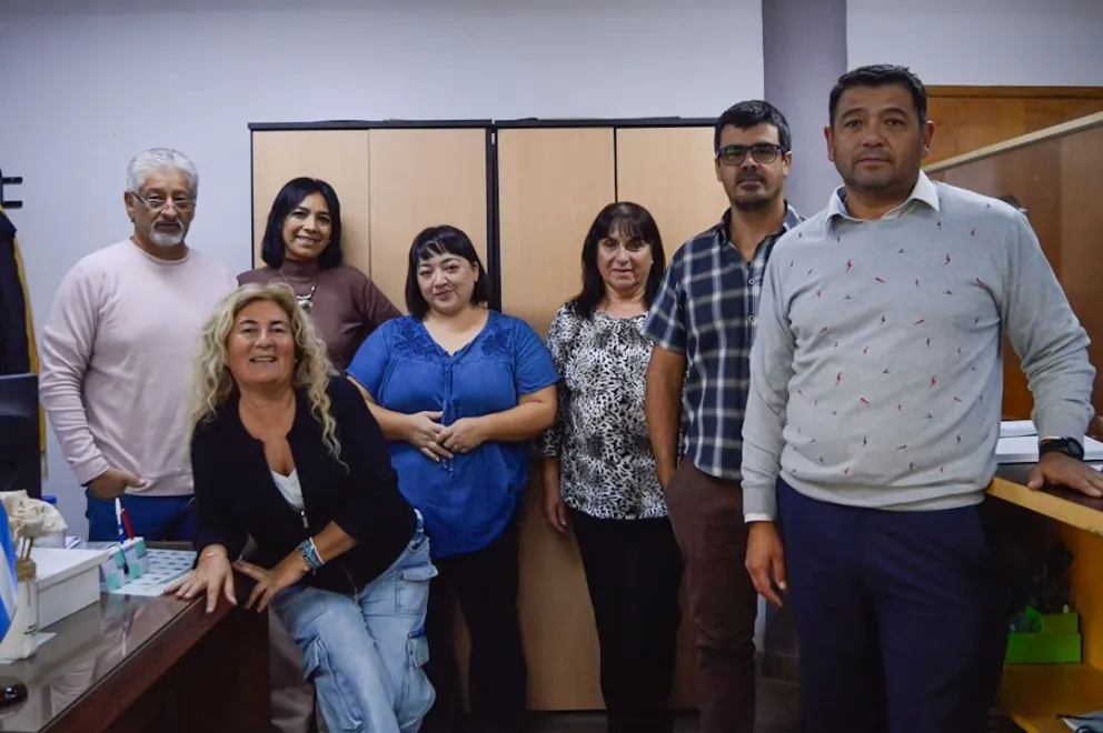 Los agentes del turno mañana, Marta Ansola, Olga Peña, Emiliano Álvarez Guerreiro, Norma Catriman, Juan Fuentes Ríos y Selva Marina Bahamonde. Foto: Emanuel Mirenghi para NoticiasNet.