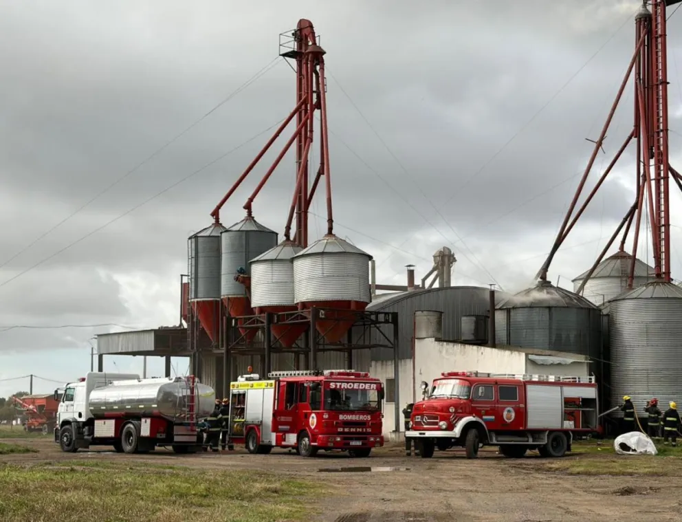 Bomberos continua trabajando en el lugar para terminar de sofocar el fuego y asegurar la zona. Foto: Gentileza.