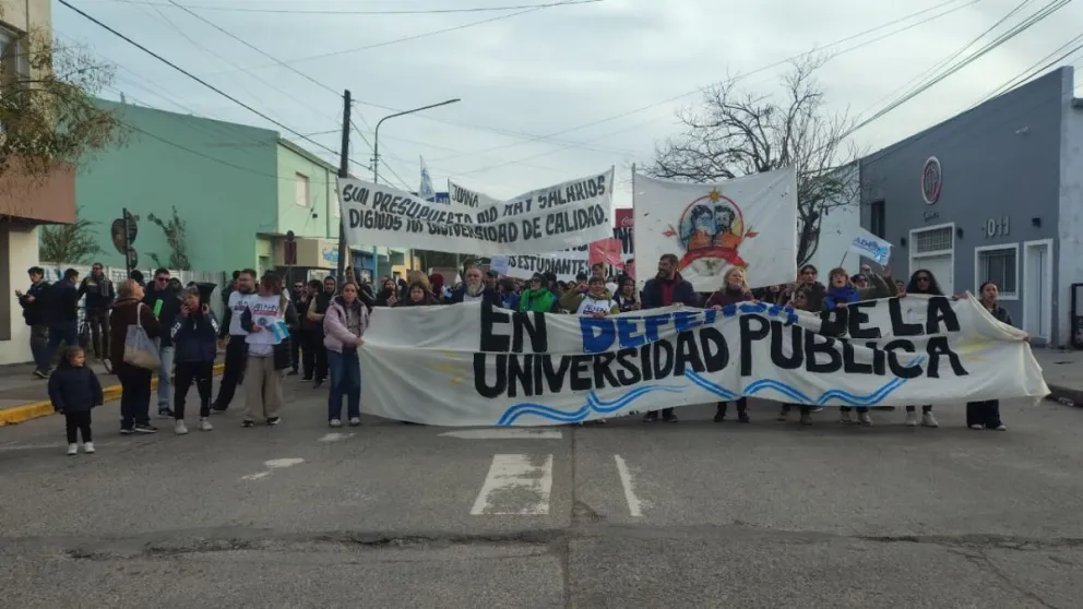 Estudiantes, docentes, no docentes y miembros de la comunidad universitaria empezaron a concentrarse en la intersección de Guido y bulevar Sussini. Fotos: Emanuel Mirenghi.