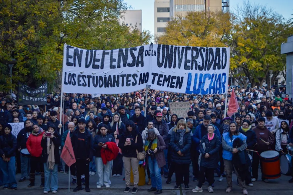 En la capital rionegrina, cientos de personas marcharon pese al frío para defender la universidad pública, el sistema científico y reclamar mayor financiamiento educativo. Fotos: Emanuel Mirenghi.