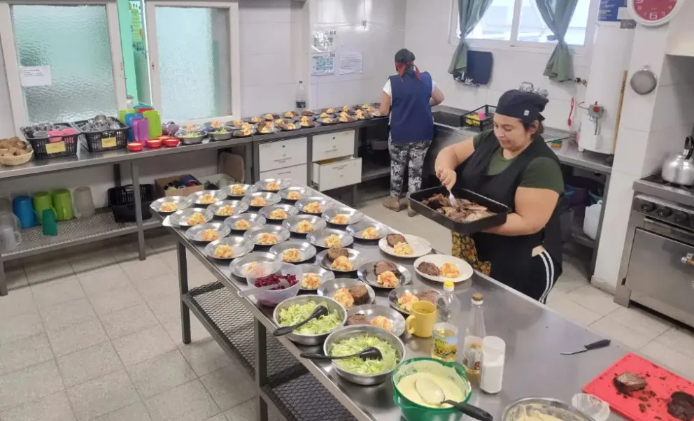 Más de 90.000 alumnos en 32 municipios rionegrinos acceden al servicio alimentario gracias a convenios descentralizados que dinamizan la economía regional. Foto: Gobierno de Río Negro.