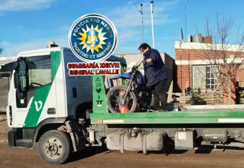 Inspectores cargan los pequeños vehículos el camión playero del municipio en ese sector de la ciudad. Fotos gentileza.