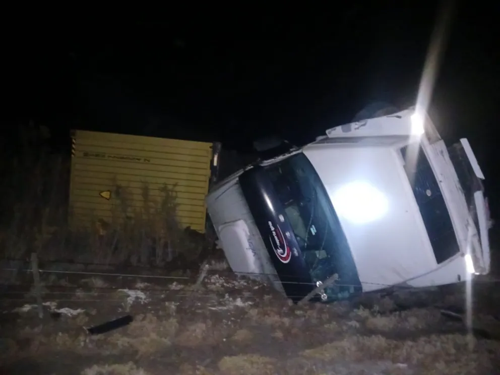 Ambos conductores fueron examinados en el lugar y no presentaron lesiones, por lo que no fue necesario su traslado a un hospital. El pesado transporte estaba repleto de cebollas. Fotos: gentileza.