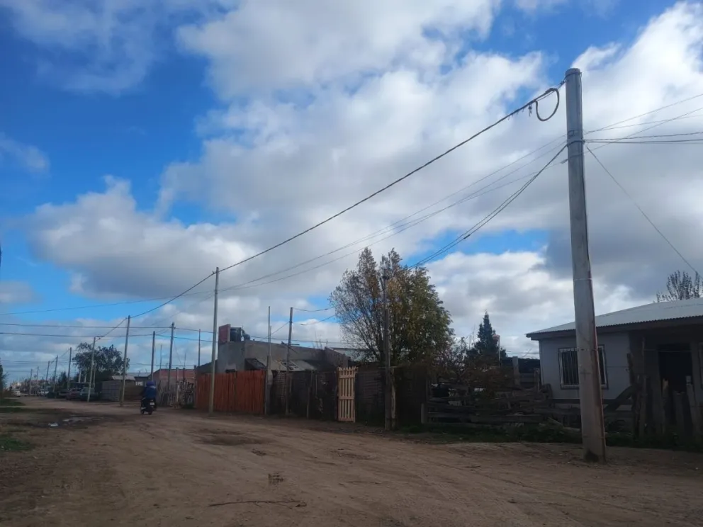 La situación volvió a poner en evidencia las dificultades que atraviesan numerosos sectores de la ciudad tras las intensas lluvias y los fuertes vientos. Fotos: Vanesa Schwemmler.