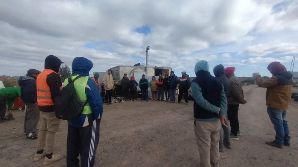 Los operarios realizaron una asamblea en donde analizaron la posibilidad de realizar medidas de fuerza para exigir la apertura de canales de comunicación con la comuna maragata.