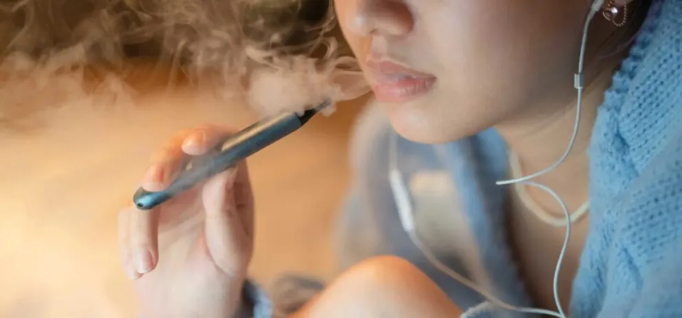 Especialistas advierten un consumo que viene en alza entre los adolescentes por el marketing que le imprimen las tabacaleras. Imagen ilustrativa.