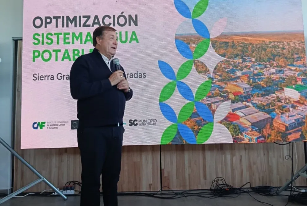 "Este va a ser el último verano con esta problemática", destacó el gobernador Weretilneck al encabezar el acto de apertura de sobres. Beneficiará a más de 20.000 vecinos. Foto gentileza.