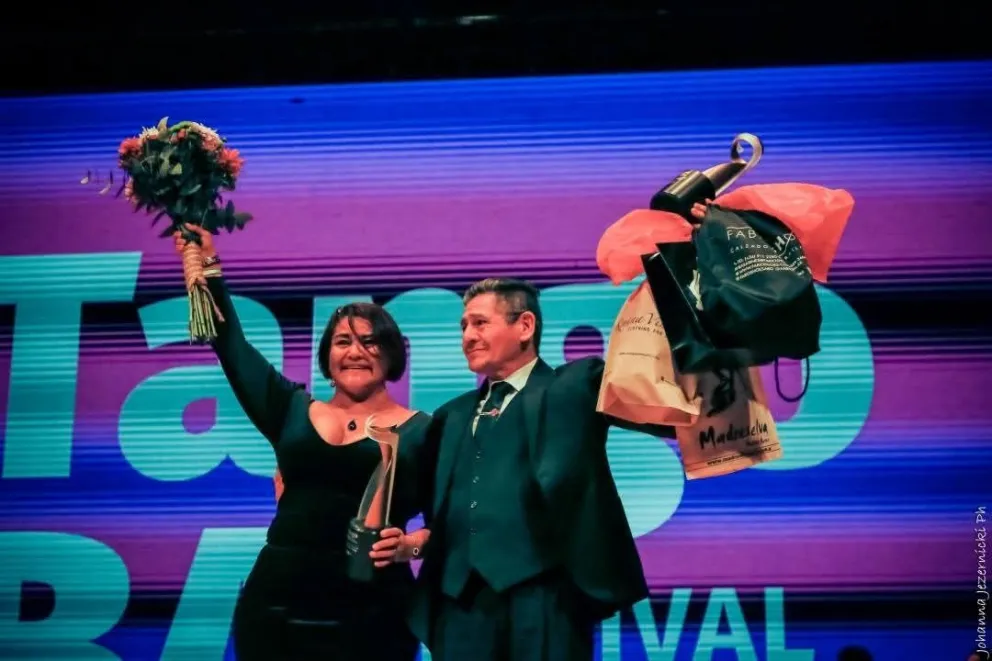 Marcela Jara y Mario Saihueque, la pareja de bailarines de Trelew que se consagró en el Mundial de Tango.

