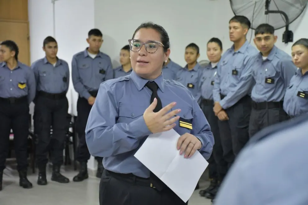 La formación comenzó en Viedma con cadetes de la Escuela de Policía y alcanzará a más de 425 futuros efectivos. Fotos: Gentileza.