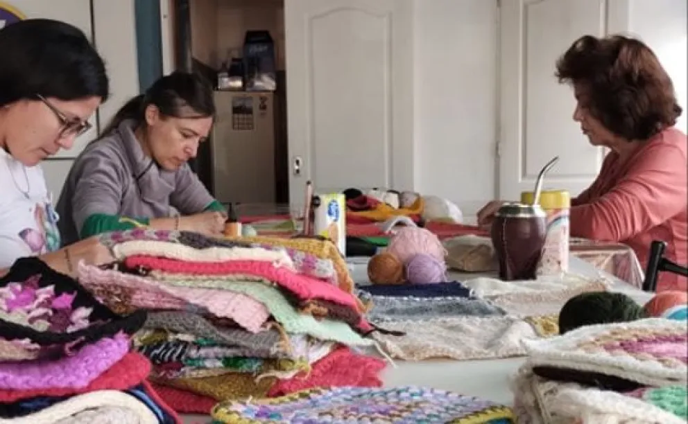 La propuesta impulsada por la Fundación Sí convoca a vecinos a participar de una jornada abierta para confeccionar frazadas destinadas a familias y personas en situación de vulnerabilidad.  Archivo.