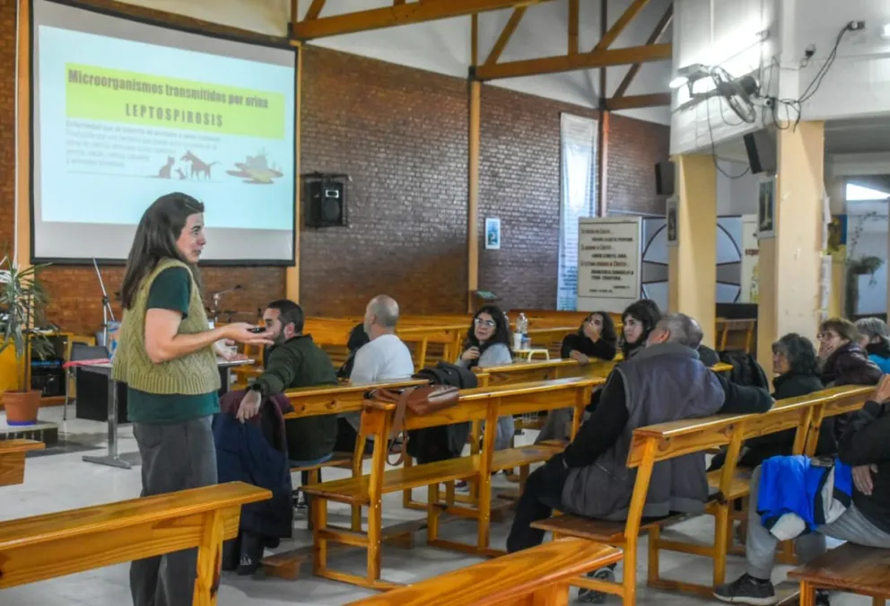 Durante el encuentro se abordaron riesgos sanitarios, manejo de residuos, urbanización y las dificultades estructurales de la ciudad para el escurrimiento del agua. Fotos: Vanesa Schwemmler. 
