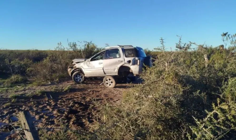 Como consecuencia del vuelco, perdió la vida el conductor del vehículo y su acompañante resultó lesionada. Foto: Gentileza.
