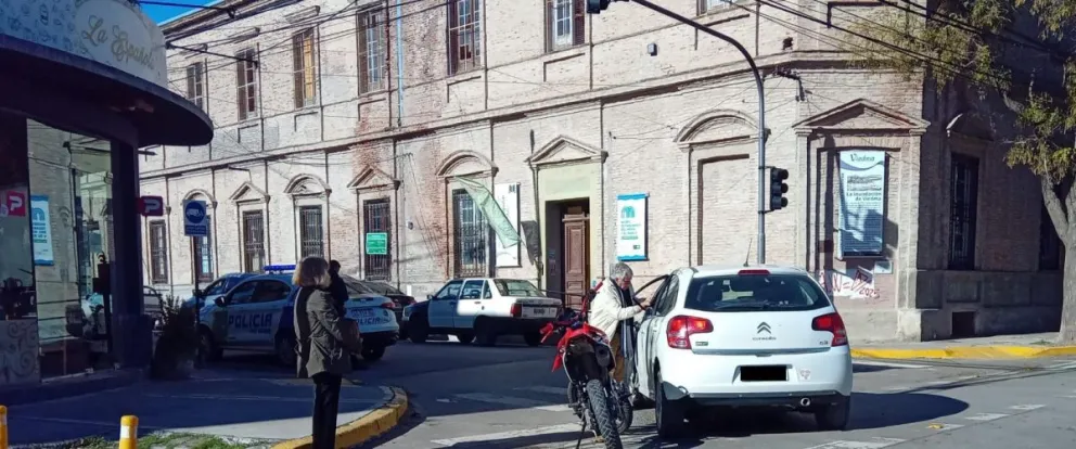 Estos fueron los vehículos involucrados en el accidente en una transitada esquina del centro de Viedma. Foto gentileza Taxistas en Movimiento. 