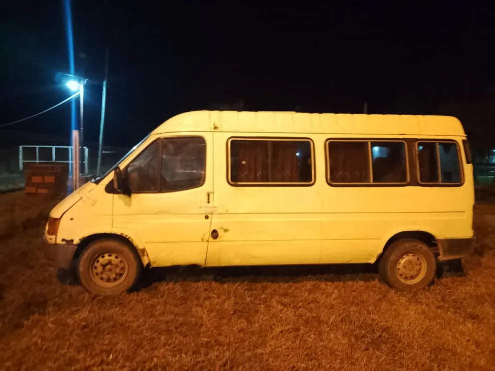 Vehículo trafic Ford Transit retenido por la policía por no tener habilitación para transportar a personas. 