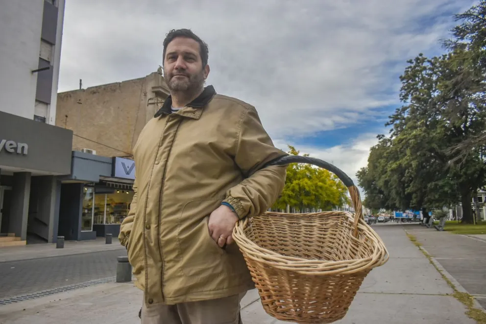 Ezequiel tiene 49 años, y sostiene a su familia con la venta de panificados en el centro de Viedma. Foto: Vanesa Schwemmler para NoticiasNet.