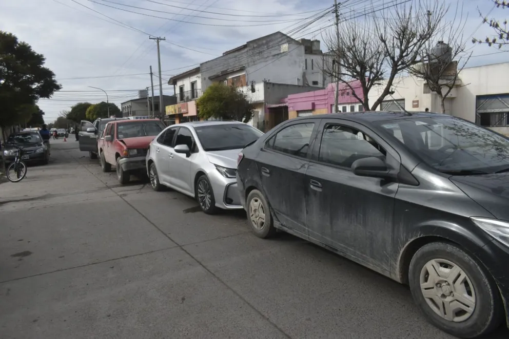 Choque en cadena en Guido y boulevard Sussini de Viedma, con cuatro vehículos involucrados en el siniestro. Fotos NoticiasNet. 