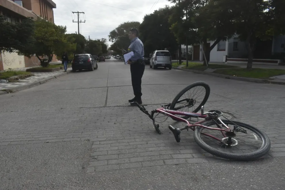 La ciclista se cayó al circular por Guido y Mayor Linares de Viedma. Foto NoticiasNet. 