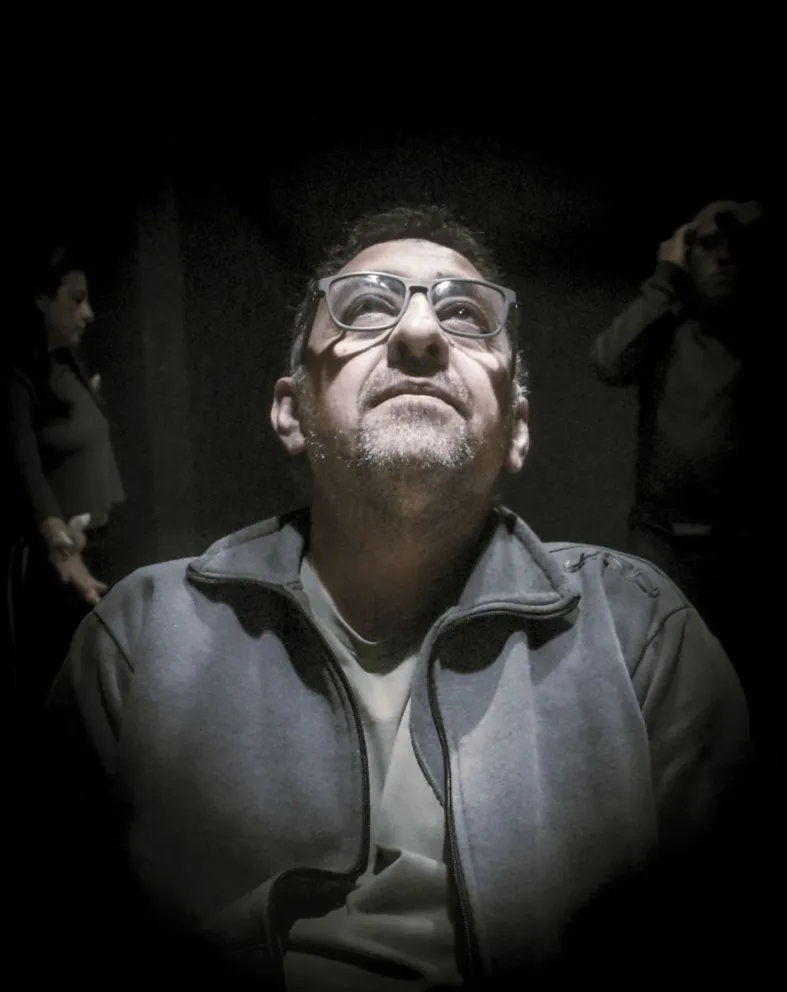 Martín Sánchez es un profesional que inició su formación en el campo del teatro a una temprana edad, centrado en la creación, actuación y desarrollo de obras sobre el escenario. Fotos Vanesa Schwemmler para NoticiasNet.
