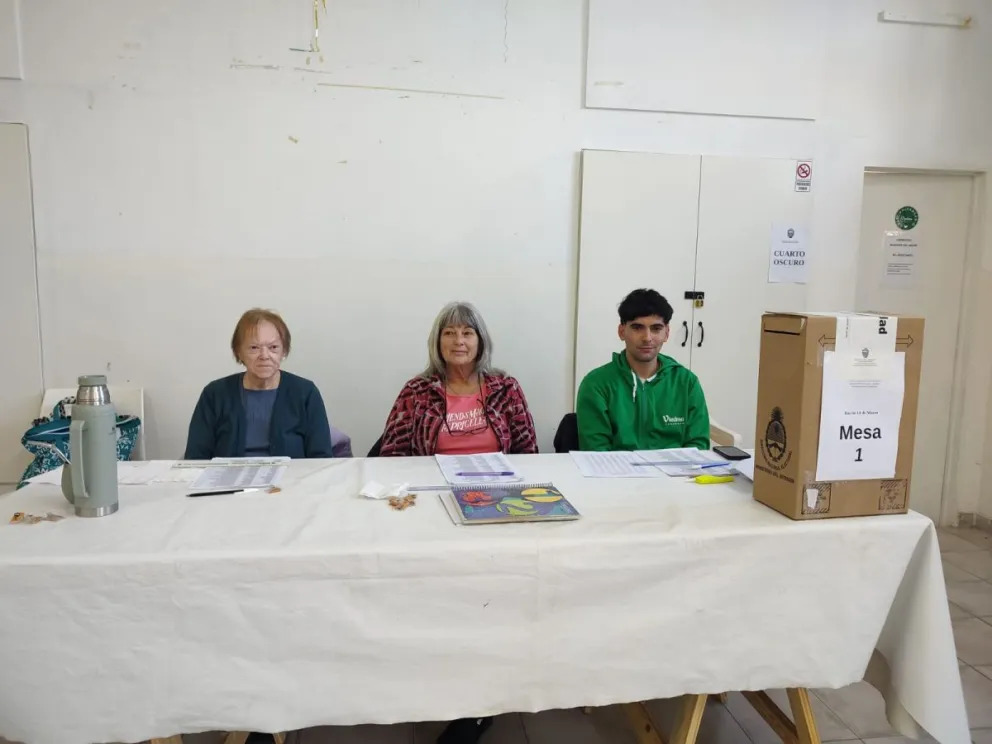 Apertura de comicios con un movimiento sostenido en los barrios Los Fresnos y 14 de Marzo de Viedma. 