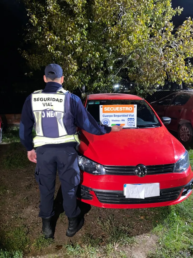 El auto quedó varado en el destacamento caminero del puente Basilio Villarino, apenas traspasó la jurisdicción bonaerense. Foto gentileza.