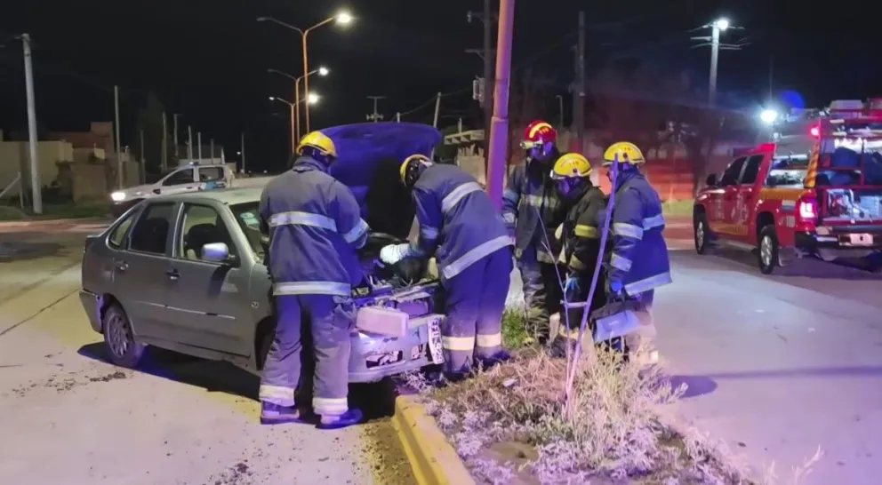 Así quedó el auto tras impactar una columna este domingo por la madrugada en Carmen de Patagones -foto gentileza. 