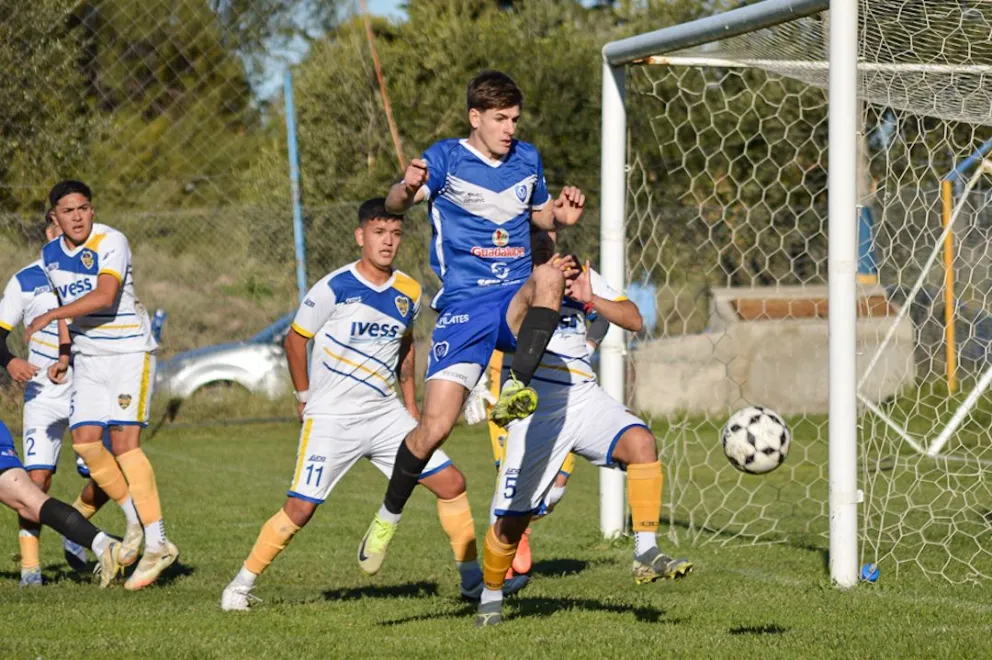 Sigue invicto el elenco de Villalonga que derrotó por la mínima a Peña Azul y  Oro. Fotos: Emanuel Mirenghi.