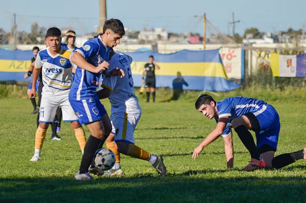 Comienza a rodar la pelota en la Liga Rionegrina. Foto archivo Emanuel Mirenghi. 